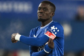 Idrissa Gueye é o quarto a ser expulso por agredir colega de equipa na Premier League