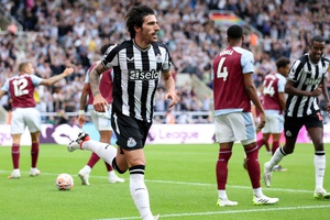 Inglaterra: Newcastle arranca época com goleada sobre o Aston Villa