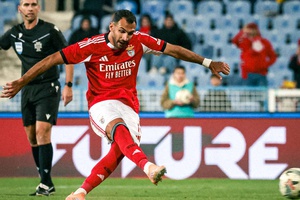 Benfica vence Atlético e segue para os oitavos de final