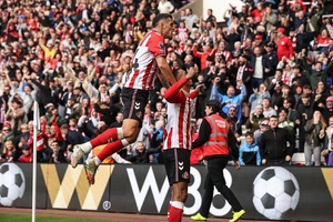 Surpreendente Sunderland falha assalto ao segundo lugar em Inglatera