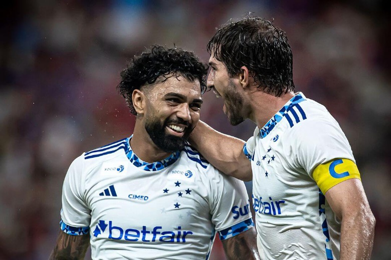 Cruzeiro vence com reviravolta e sobe à vice-liderança no Brasileirão