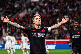 Grimaldo decisivo no triunfo do Leverkusen sobre o Frankfurt