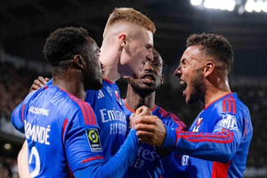 Lyon dá pontapé na crise e conquista a primeira vitória na Ligue 1 ao vencer o Rennes