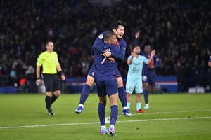 França: Vitória tranquila do PSG com 'pincelada' lusa de Vitinha