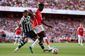 Inglaterra: Arsenal vence United em final emocionante com dois golos no descontos