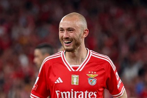 "O Aursnes vai voltar aquela posição? O Benfica já contratou?"