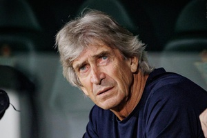 Manuel Pellegrini garante continuidade no Betis até 2027