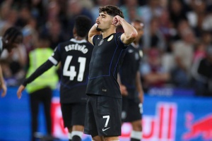 Chelsea arrasa West Ham com Pedro Neto a brilhar na goleada por 5-1