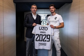Médio Tomás Händel renova com Vitória de Guimarães até 2029
