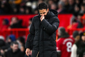 Amorim regressa às derrotas com o Manchester United em jogo com expulsão bizarra