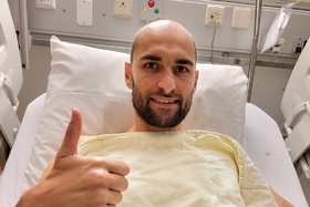 Bas Dost ainda internado após colapso em jogo do NEC Nijmegen