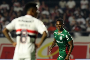 Palmeiras isola-se na liderança do Brasileirão após vencer dérbi paulista